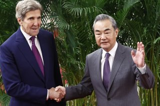 Les diplomates John Kerry (à gauche) et Wang Yi se sont serré la main avant d'entamer une réunion.
